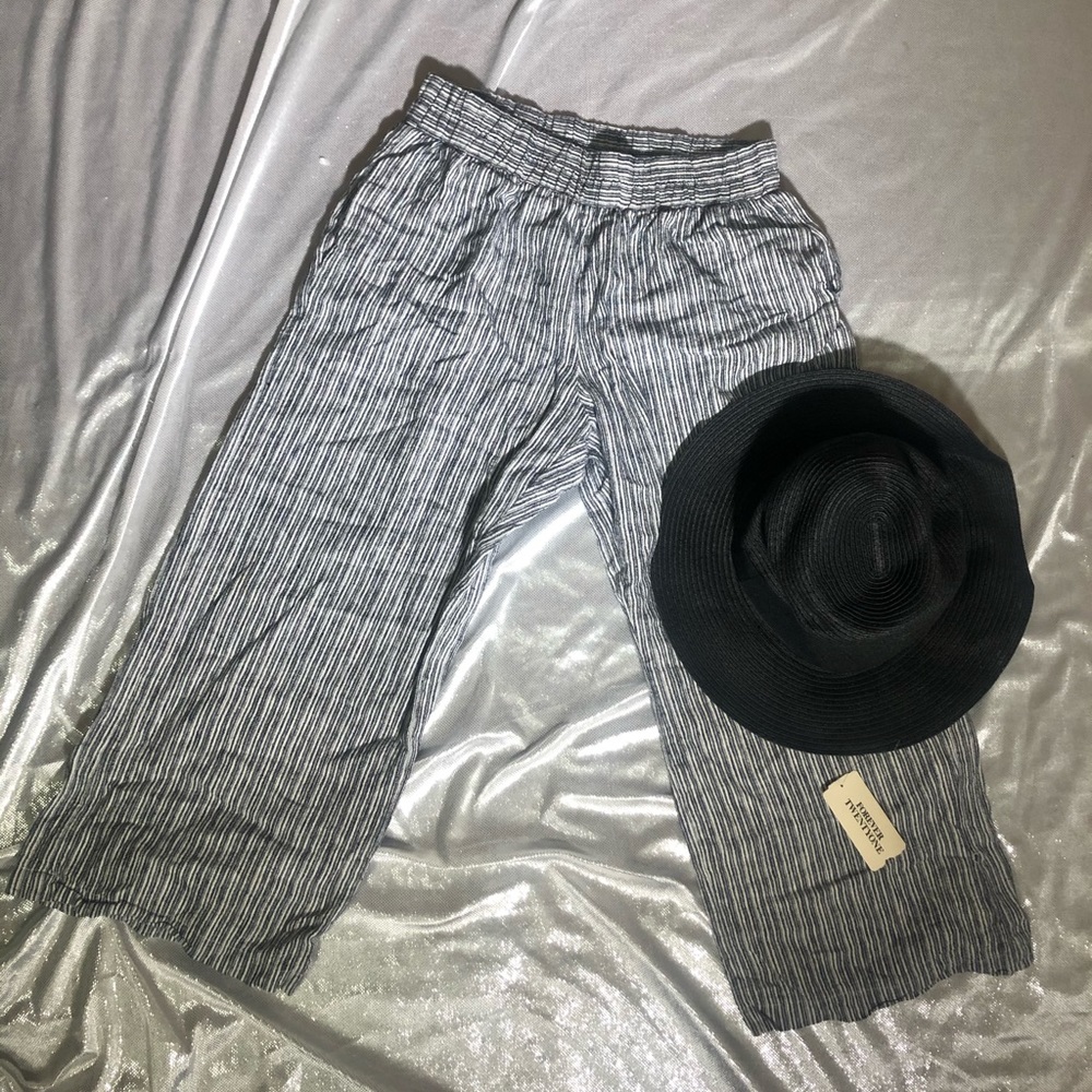 Crop Pants and Hat.Pantalon corto y sombrero 2x$11